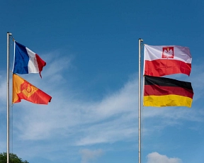 Zusehen sind 4 verschiedene Flaggen in der Luft hängend: Deutschland, Polen, Frankreich und die der ASV.&nbsp;&copy;&nbsp;Gemeinde Ritterhude
