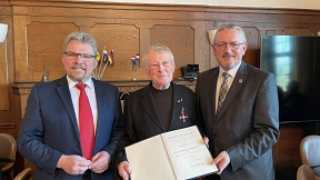 'Verleihung des Verdienstkreuzes am Bande an Herrn Giselher Klinger&nbsp;&copy;&nbsp;Gemeinde Ritterhude