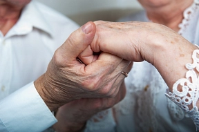 Zusehen ist ein älteres Ehepaar Hand in Hand.&nbsp;&copy;&nbsp;Fotolia.com