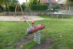 Zusehen ist der Mehrgenerationenplatz in der Hegelstraße mit Schaukel, Tischtennisplatte etc.&nbsp;&copy;&nbsp;Gemeinde Ritterhude