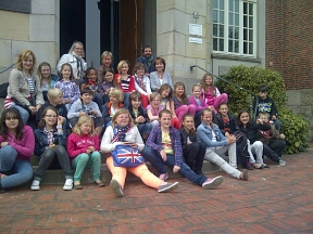 Zuerkennen ist ein Besuch aus Val de Reuil. Die Grundschule Ihlpohl sitzt mit französischen Gästen vor dem Eingang des Rathauses der Gemeinde Ritterhude.&nbsp;&copy;&nbsp;Gemeinde Ritterhude
