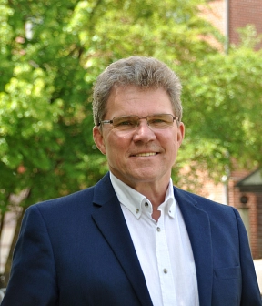 Zu erkennen ist ein Foto vom Bürgermeister Jürgen Kuck, einen Anzug tragend bei gutem Wetter.&nbsp;&copy;&nbsp;Gemeinde Ritterhude