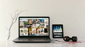 Foto mit einem aufgeklappten Notebook, einem Tablet und einem Kopfhörer&nbsp;&copy;&nbsp;Pixabay.com
