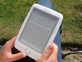 Das Foto zeigt einen E-Book-Reader mit Text auf dem Bildschirm.&nbsp;&copy;&nbsp;Pixabay.com