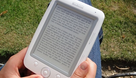 Das Foto zeigt einen E-Book-Reader mit Text auf dem Bildschirm.