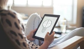 Foto einer Frau mit einem Tablet in der Hand&nbsp;&copy;&nbsp;Pixabay.com