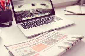Das Foto zeigt ein geöffnetes Notebook und eine Zeitung.&nbsp;&copy;&nbsp;Pixabay.com