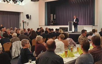 Zusehen ist der Bürgermeister während seiner Rede beim Ehrenamtstag 2022.