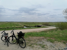 Fahrradfahren, Fahrrad, Radfahren Zusehen sind 2 Fahrräder stehend an einem Radweg in Ritterhude. © Landkreis Osterholz