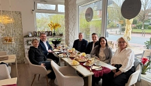 Firmenbesuch - Zu Gast im Café Déjà vu Firmenbesuch - Zu Gast im Café Déjà vu