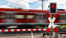 Fotolia Bahnübergang Zug Ampel rot Sperrung Bahnübergang Zug Ampel rot