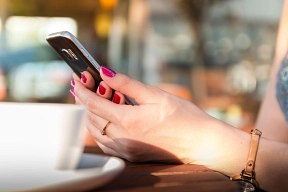 Frau hält Handy in den Händen&nbsp;&copy;&nbsp;Pixabay.com