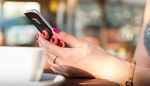 Frau hält Handy in den Händen Frau hält Handy in den Händen
