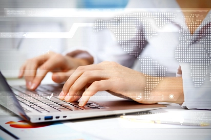 Zusehen ist eine Frau, welche am Laptop tippt.&nbsp;&copy;&nbsp;Sergej Khackimullin - Fotolia.com