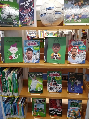 Das Bild zeigt ein Regal mit Büchern zu Fußball in der Gemeindebücherei.&nbsp;&copy;&nbsp;Gemeinde Ritterhude