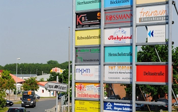 Zusehen ist die Infotafel des Gewerbeparks in Ritterhude.