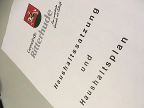 Zusehen ist ein Papierblatt mit der Aufschrift "Haushaltssatzung und Haushaltsplan" der Gemeinde Ritterhude.&nbsp;&copy;&nbsp;Gemeinde Ritterhude