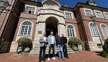 Herr Kuck mit Norbert Wellbrock, Rainer Lotze und Jan Sörnsen Herr Kuck mit Norbert Wellbrock, Rainer Lotze und Jan Sörnsen vor dem Rathaus Ritterhude bei blauem Himmel