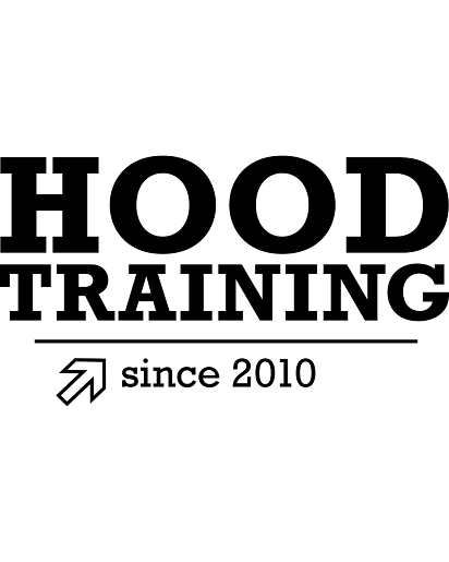 weißer Hintergrund mit schwarzer Schrift. Hier steht Hood Training.&nbsp;&copy;&nbsp;Hood Traning