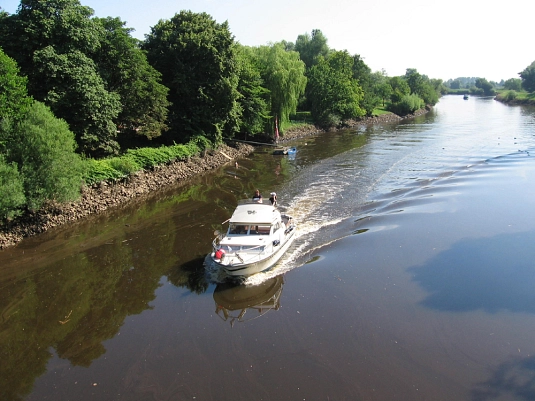 Zusehen ist ein fahrendes Boot auf der Hamme bei gutem wetter.