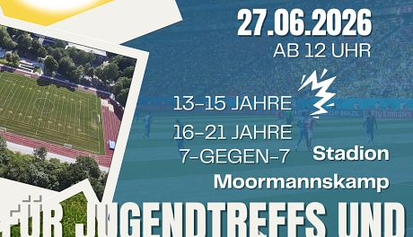 Ein Flyer mit blauem Hintergrund und weißer Schrift mit den Informationen zum Fußballturnier am 27.06.2026. Am linken Rand befindet sich das Freizi Logo und 3 Bilder mit Fußballplatz und Fußball spielenden Personen.
