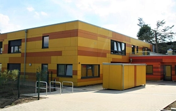 Zusehen ist das Gebäude der Kindertagesstätte Deltastraße von Außen.
