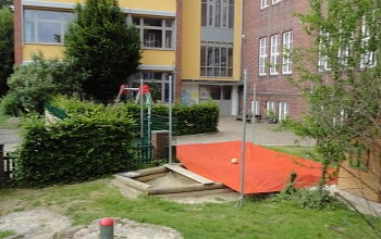 Zuerkennen ist der Eingang der Kita Goethestraße mit dem Kita Spielplatz im Vordergrund.