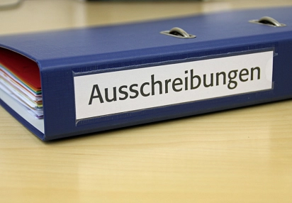 Zuerkennen ist ein Ordner, auf dem die Aufschrift Ausschreibungen draufsteht.&nbsp;&copy;&nbsp;fotolia