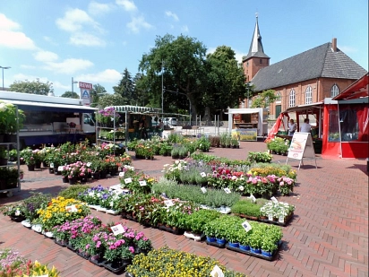 Zusehen ist der Marktplatz mit Wochenmarkt in Ritterhude bei gutem wetter.&nbsp;&copy;&nbsp;H. Pries