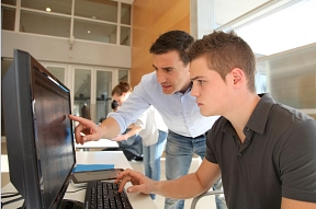 Mitarbeiter erklärt Praktikanten etwas am PC&nbsp;&copy;&nbsp;Fotolia.com