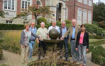 Zuerkennen sind die Mitglieder des Seniorenbeirats von 2016 - 2021, vor dem Rathaus stehend.