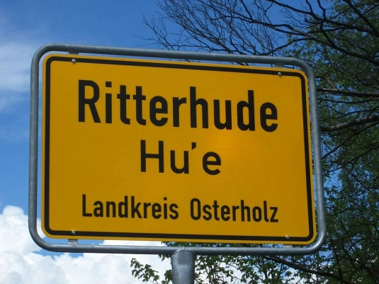 Zusehen ist ein Ortsschild mit der Aufschrift "Ritterhude Hu´e-Landkreis Osterholz".