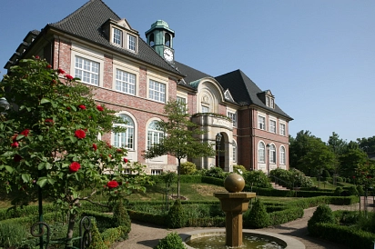 Zuerkennen ist das Rathaus Ritterhude seitlich fotografiert mit dem Vorgarten und vielen grünen Pflanzen.&nbsp;&copy;&nbsp;Gemeinde Ritterhude