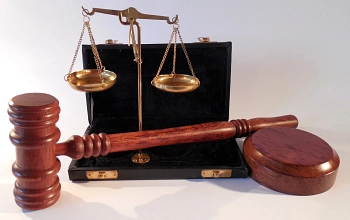 Richterhammer und Waage