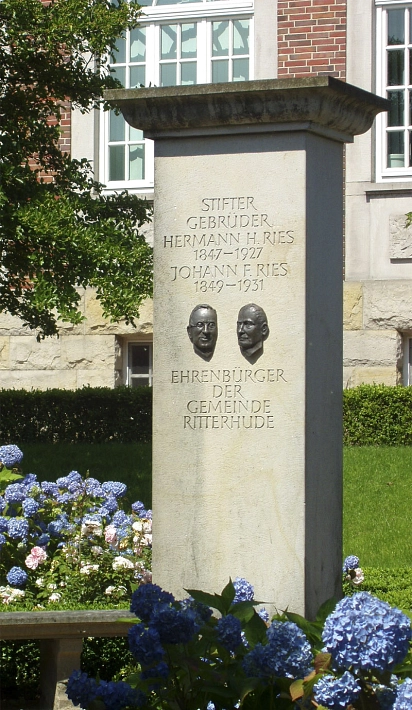 Zusehen ist das Ries-Denkmal im Rathausgarten bei gutem Wetter.