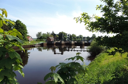 Ritterhuder Schleuse im Sommer mit vielen Bäumen und Pflanzen.&nbsp;&copy;&nbsp;Gemeinde Ritterhude