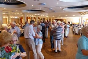 Zusehen sind tanzende Senioren bei der Seniorenfahrt 2014.&nbsp;&copy;&nbsp;H.P. Läufer