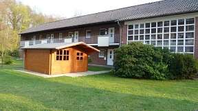 Abgebildet ist der Garten der Seniorenwohnanlage in der Stettiner Straße. Man erkennt eine Holzhütte im Vordergrund.&nbsp;&copy;&nbsp;Gemeinde Ritterhude, H. Pries