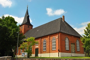 Zusehen ist die St. Johannes-Kirche im Sommer.&nbsp;&copy;&nbsp;Gemeinde Ritterhude