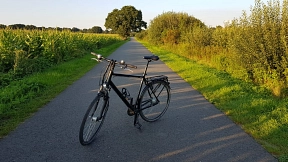 Im Vordergrund befindet sich ein Fahrrad, welches Mitten auf einem Fahrradweg platziert wurde. Im Hintergrund kann man schöne Natur (Bäume) erkennen.&nbsp;&copy;&nbsp;Landkreis Osterholz
