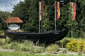 Zusehen ist ein Torfkahn beim Ortseingang der Nordseite.&nbsp;&copy;&nbsp;Gemeinde Ritterhude