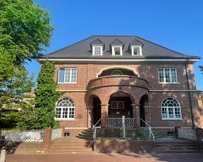 Verwaltungsgebäude Riesstraße 68, auch alte Apotheke genannt, der Eingang ist zu erkennen, links ragt ein Baum ins Bild hinein.&nbsp;&copy;&nbsp;Gemeinde Ritterhude