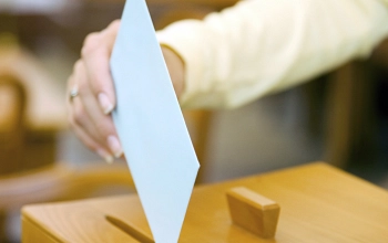 Wahl - Stimmzettel wird in Wahlbox gesteckt