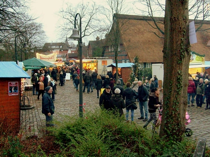 Zusehen ist der Weihnachtsmarkt in Ritterhude mit vielen Menschen.&nbsp;&copy;&nbsp;Hamme Forum