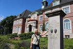 Gästeführerin Marion Farwick am Denkmal der Gebrüder Ries vor dem Rathaus